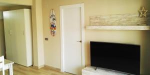 a living room with a flat screen tv next to a door at Apartamento Benidorm Luxury Levante in Benidorm