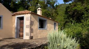 a small house with a cross on top of it at Casa Rural Los Patos in Hermigua