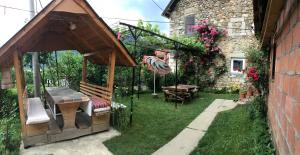 Zahrada ubytování Guest House Ulaj