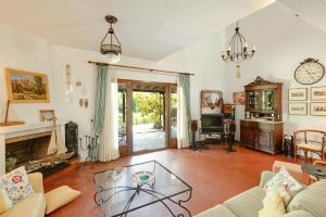 Una sala de estar con un sofá y una mesa de cristal. en Villa Margaret, en Siviri
