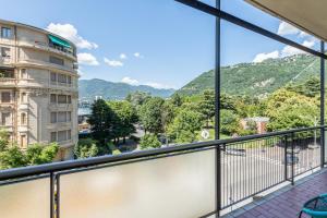 balcone con vista sulle montagne di Como Bellevue a Como