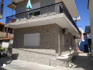 ein Gebäude mit einem Fenster und einem Balkon in der Unterkunft LAVIM Apartments 2 in Sykia