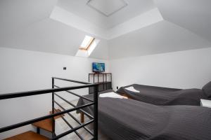 Łóżko lub łóżka w pokoju w obiekcie Morskie Apartamenty "Zefir" "Notos" "Loft" "Gniazdo"