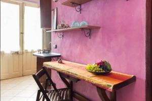シラクーサにあるRiviera house holidayのピンクの壁