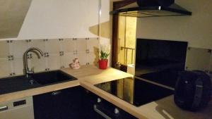 シストロンにあるLa petite maisonのシンクとカウンタートップのあるキッチン +2枚の写真