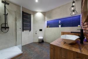 Łazienka w obiekcie Morskie Apartamenty "Zefir" "Notos" "Loft" "Gniazdo"