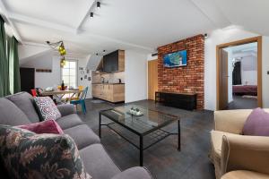 salon z kanapą i stołem w obiekcie Morskie Apartamenty "Zefir" "Notos" "Loft" "Gniazdo" we Władysławowie