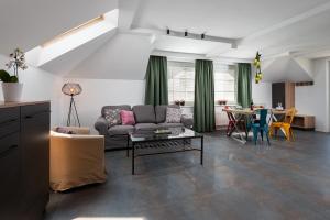 salon z kanapą i stołem w obiekcie Morskie Apartamenty "Zefir" "Notos" "Loft" "Gniazdo" we Władysławowie
