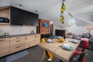Kuchnia lub aneks kuchenny w obiekcie Morskie Apartamenty "Zefir" "Notos" "Loft" "Gniazdo"