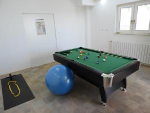 Biliardový stôl v ubytovaní Villa Anteana with view and pool of 60m2