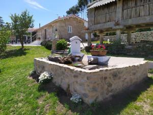 een stenen muur in de tuin van een huis bij CARBALLO DE PRADO 1900 in Pontevedra