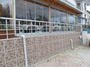 Gerze Apart Otel في غرزي: سور أمام مبنى به نوافذ