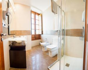 A bathroom at Apartamentos Villa Zoila Baiona