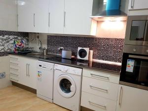 A kitchen or kitchenette at Casa Coqueta y confortable en Oviedo