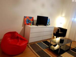 A television and/or entertainment centre at Casa Coqueta y confortable en Oviedo