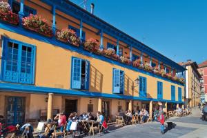 un groupe de personnes assis à l'extérieur d'un bâtiment dans l'établissement Casa Coqueta y confortable en Oviedo, à Oviedo