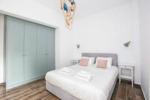 Postel nebo postele na pokoji v ubytování Greek Story - Amazing new 2bed apartment in Athens
