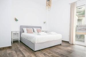 Postel nebo postele na pokoji v ubytování Greek Story - Amazing new 2bed apartment in Athens