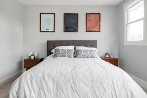 Кровать или кровати в номере Charming Rustic Modern House Near Royal Oak