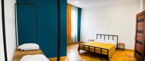 een kamer met 2 bedden en een geel bed sidx sidx sidx sidx bij Villa Tsinandali in Tsinandali