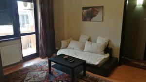 sala de estar con sofá y mesa de centro en CoquetteHouse Parc Gara de Nord, en Bucarest
