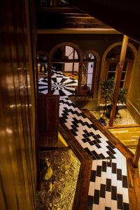 een kamer met een geruite vloer in een gebouw bij Hotel Boutique Suri in La Serena