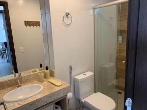 a bathroom with a toilet and a sink and a shower at Flat novo no Complexo Heron Marinho in Campina Grande +3 photos