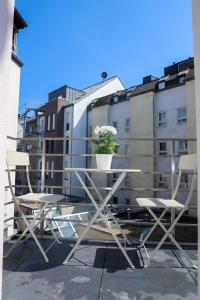 una mesa y sillas en un balcón con edificios en high class flat, en Luxemburgo