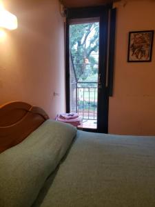 Schlafzimmer mit einem Bett und einem Fenster mit Aussicht in der Unterkunft Hotel Manzanares Plaza in Buenos Aires