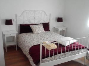 ファフェにあるHome Sleep Home Fafeの白いベッドと2つのナイトスタンドを備えた寝室 +40枚の写真