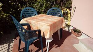 ein Tisch und zwei blaue Stühle sowie ein Tisch und Stühle in der Unterkunft Sole 1 in Novigrad Istria + 26 Fotos