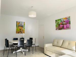 a living room with a table and a couch at Casa con Jardín con 2 alojamientos, con jardines no compartidos y aparcamiento privado in Noja