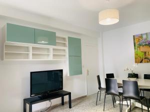 Μια τηλεόραση ή/και κέντρο ψυχαγωγίας στο Casa con Jardín con 2 alojamientos, con jardines no compartidos y aparcamiento privado