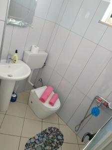 Bilik mandi di Dhoma Plazhi Nefeli +21 gambar