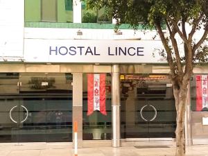 una señal de la línea del hospital frente a un edificio en Hostal Lince, en Lima