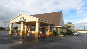 una tienda de donuts en un estacionamiento en Days Inn by Wyndham Blytheville, en Blytheville