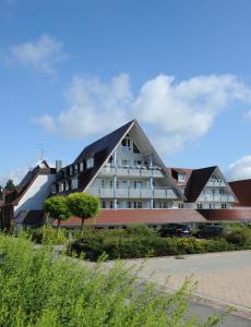 ein großes Gebäude mit spitzem Dach in der Unterkunft Hotel & Restaurant Post in Laichingen