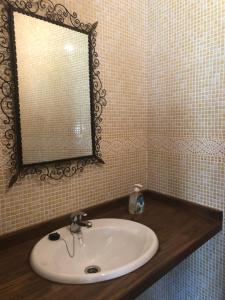 a bathroom with a sink and a mirror at Casa rural del labrador in Sancti Spíritus