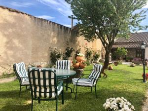 una mesa y sillas en un patio con una planta en Casa rural del labrador, en Sancti-Spíritus