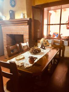 una mesa de madera en una sala de estar con chimenea en Casa rural del labrador, en Sancti-Spíritus