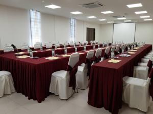 Sungai KechilSERDANG LAKE VIEW RESORT的一间会议室,配有长桌子和椅子
