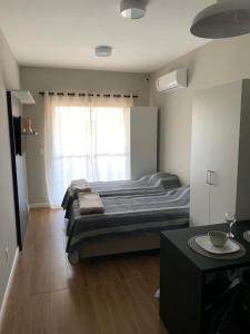 Un dormitorio con una cama grande y una ventana en Flat Granja Viana en Cotia