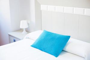 A bed or beds in a room at Apartamentos Villa Zoila Baiona