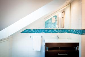 A bathroom at Apartamentos Villa Zoila Baiona