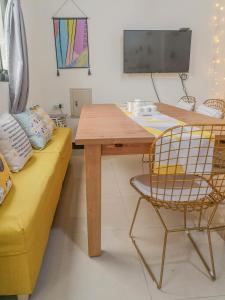 einen Holztisch und einen Stuhl in einem Zimmer in der Unterkunft Meet Xiashu in Jincheng