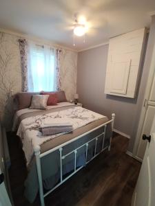 Ένα ή περισσότερα κρεβάτια σε δωμάτιο στο Lavenia Rose Cottages, Sunrise cottage