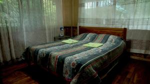um quarto com uma cama com toalhas verdes em Villa Serena em Santo Domingo