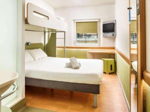 Postel nebo postele na pokoji v ubytování ibis budget Southampton Centre