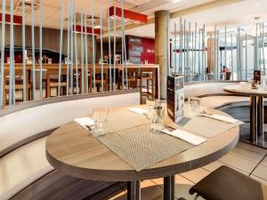 a restaurant with a table with a laptop on it at Ibis Casanearshore in Casablanca