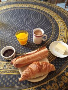 una mesa con un plato de pan y cruasanes. en la ville à la campagne, en Lisieux